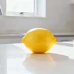 Cómo un simple limón en la cocina puede resolver tres problemas de limpieza que nadie imagina